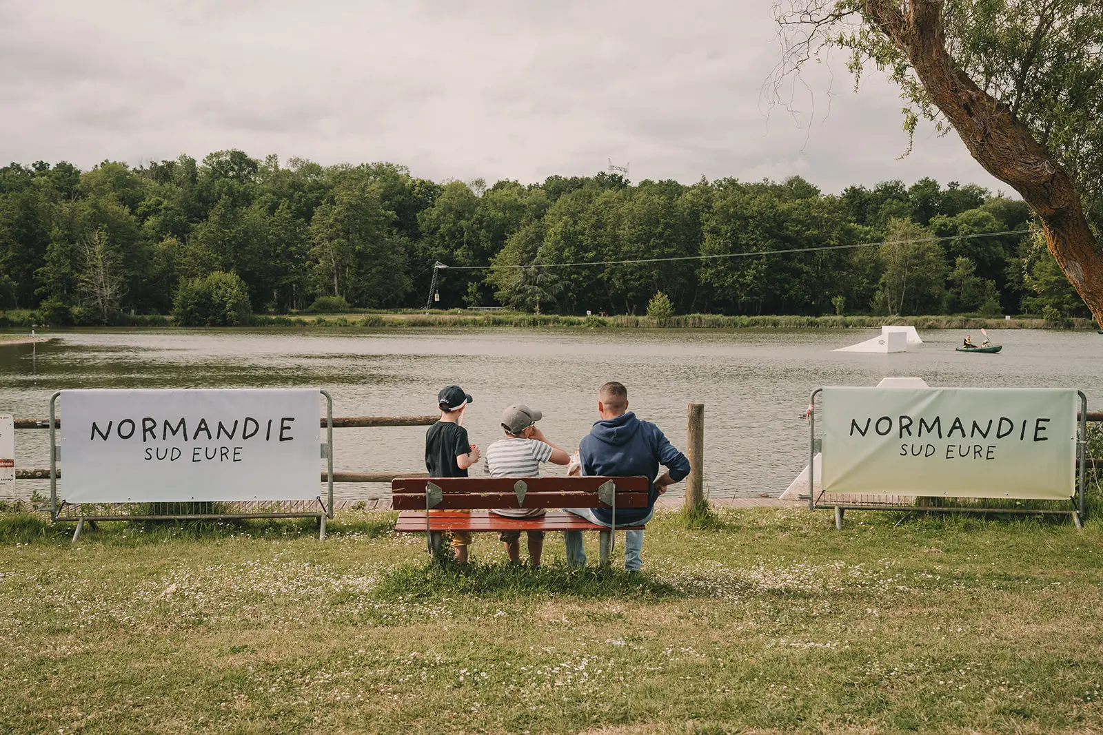 famille assis sur un banc pour la peche