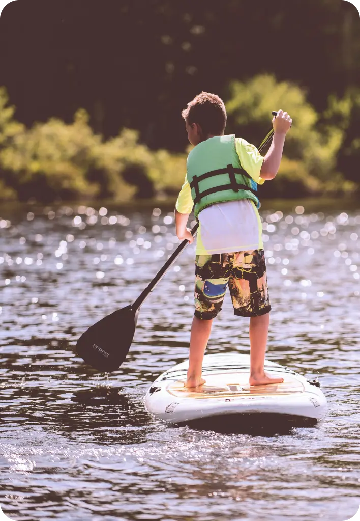 gosse sur un paddle
