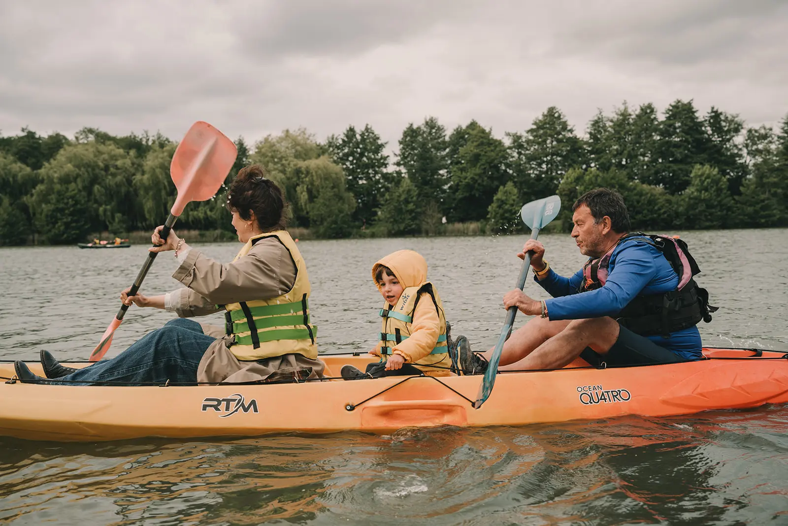 famille en canoé sur l'étang de mesnil iton