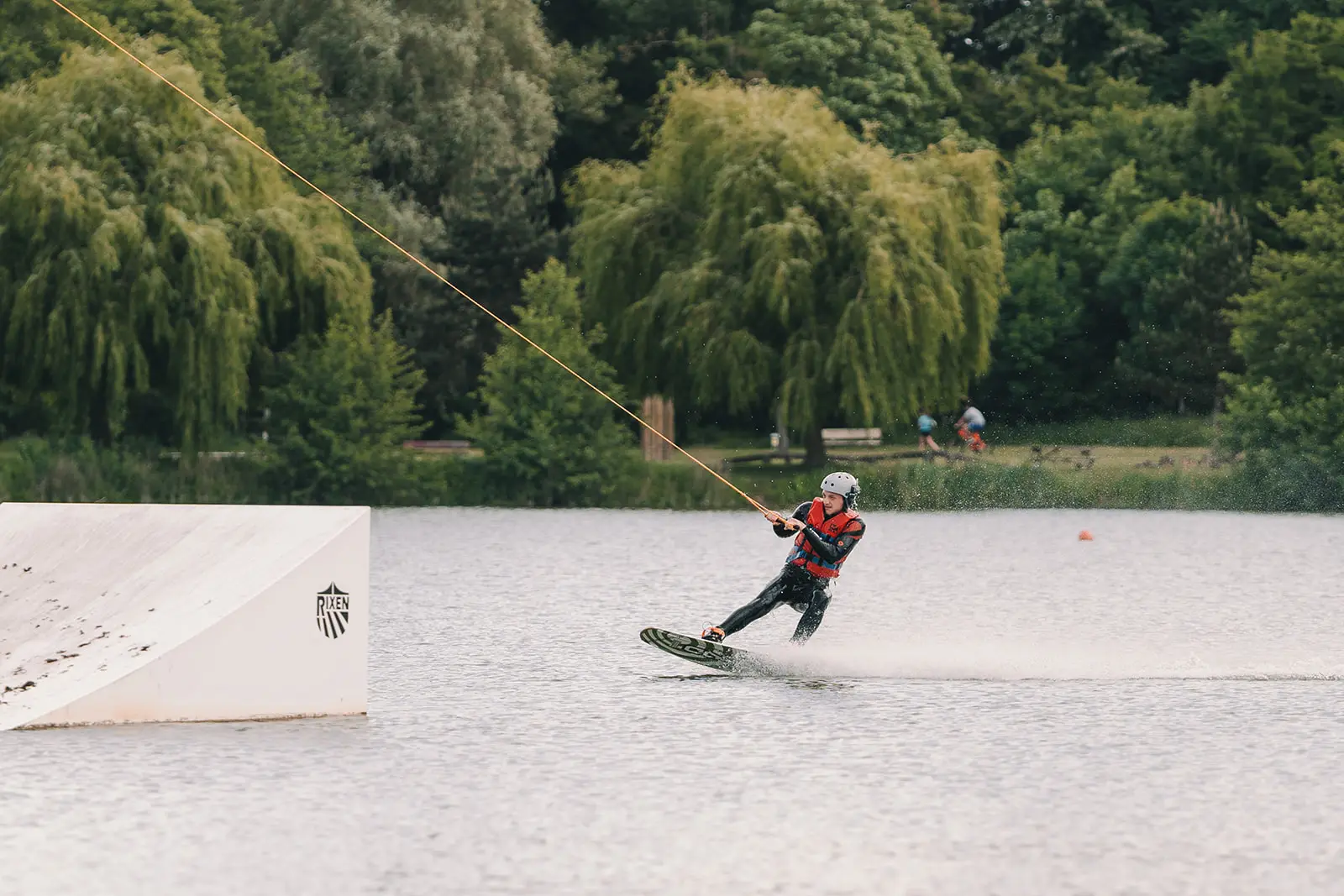 zoom sur pratiquant de wakeboard sur l'etang de mesnil iton