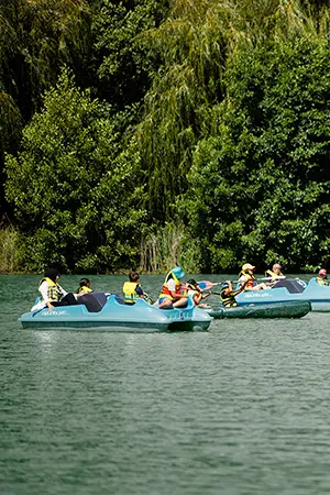 pedalo vue de loin sur l'etangs de la base de loisirs de l'iton à damville